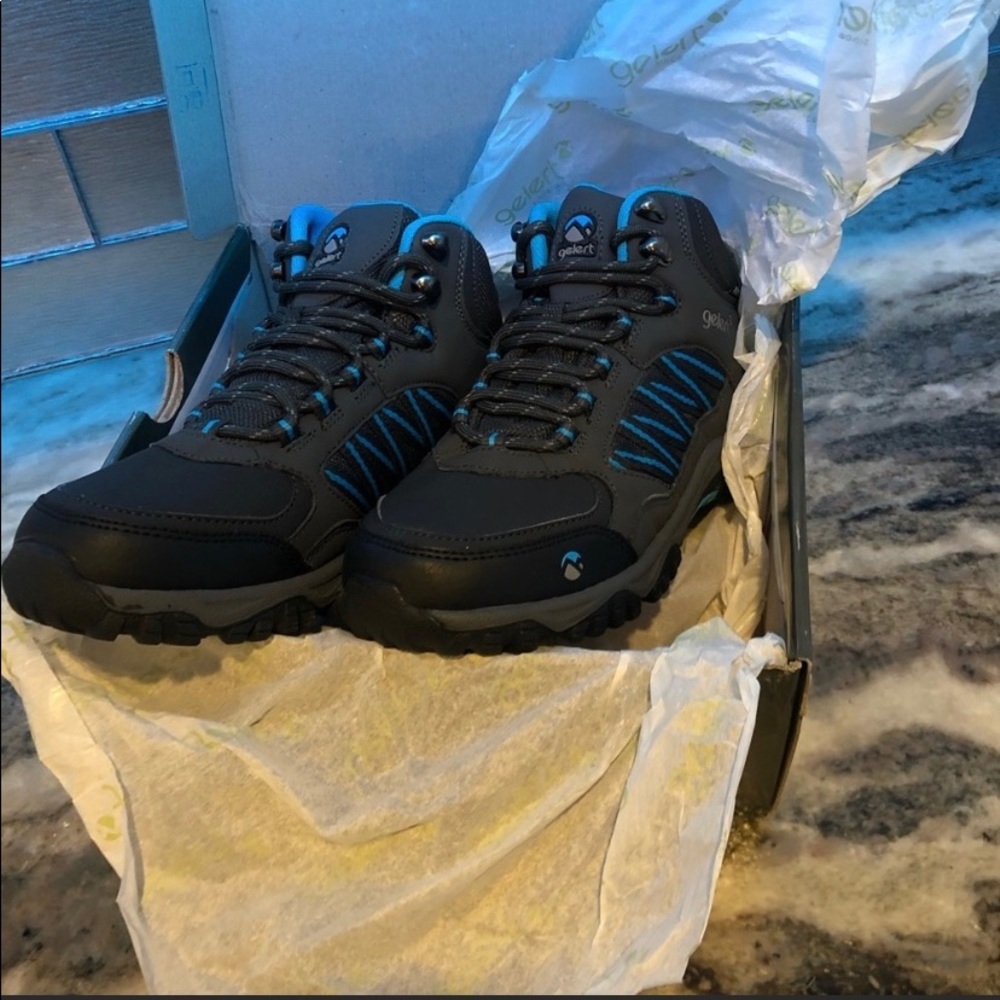 Boys gelert hiking boots size 6